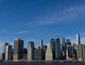 中央企业在新兴产业投资上的强劲增长，前8个月投资同比增长约三成